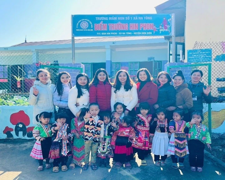 Bà Đặng Thị Ngọc Hà - Phó trưởng phòng GD&ĐT huyện Điện Biên (áo trắng đứng giữa) cùng đoàn kiểm tra, chụp ảnh với cô và trẻ tại trung tâm và 2 điểm trường.