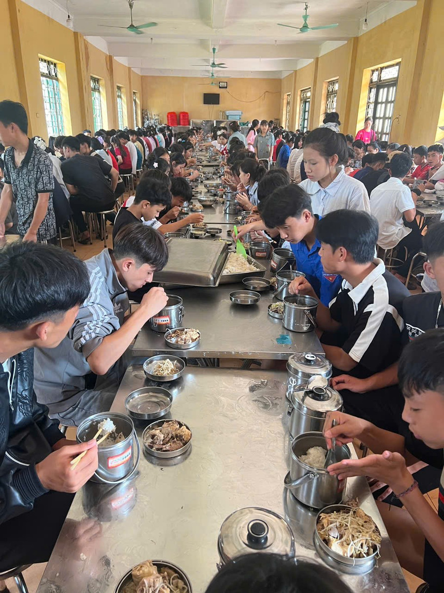 Một bữa ăn của học sinh trường PTDTNT THPT Mường Nhé. bua-an-noi-tru-4.jpg