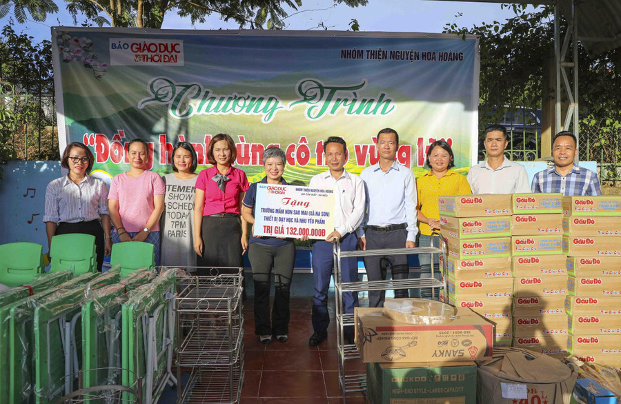 Nhà báo Dương Thanh Hương - Phó Tổng Biên tập Báo Giáo dục và Thời đại (đứng giữa) cùng đại diện Nhóm thiện nguyện Hoa Hoàng trao quà tặng cô trò Trường Mầm non Sao Mai, xã Na Son, tỉnh Điện Biên. na-son-xmc-1.jpg