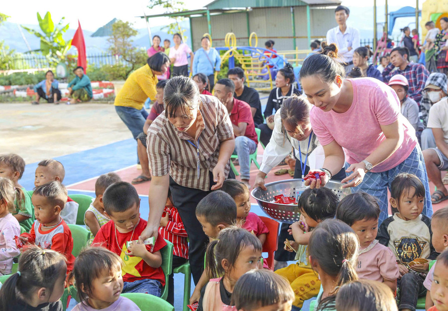 Trao quà động viên học sinh vùng cao Na Son.