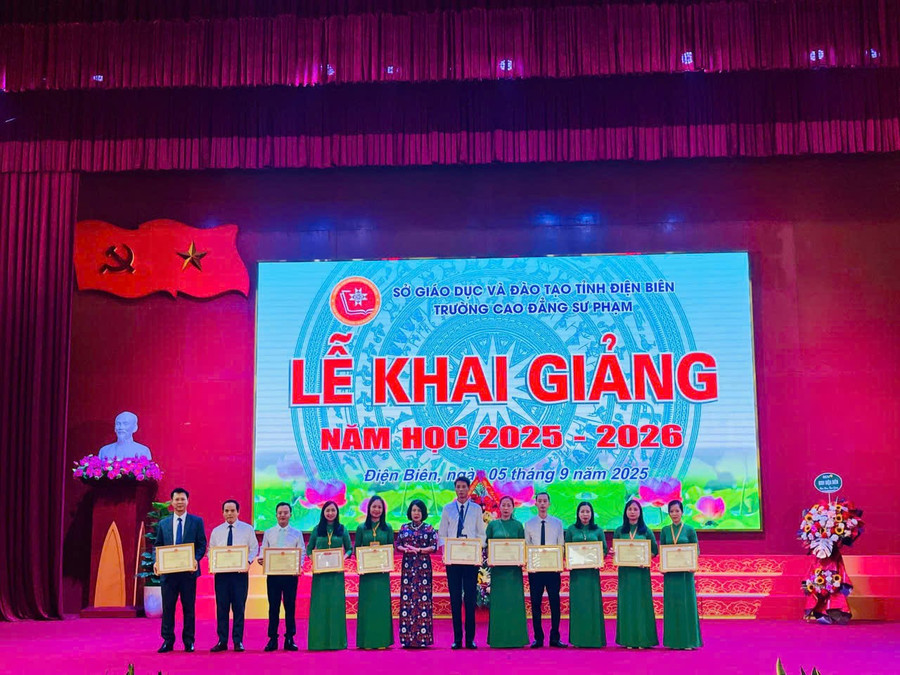 Bà Lò Thị Minh Phương trao Bằng khen của UBND tỉnh Điện Biên cho các tập thể, cá nhân có thành tích xuất sắc trong năm học 2024-2025. cdsp-dien-bien-kg.jpg