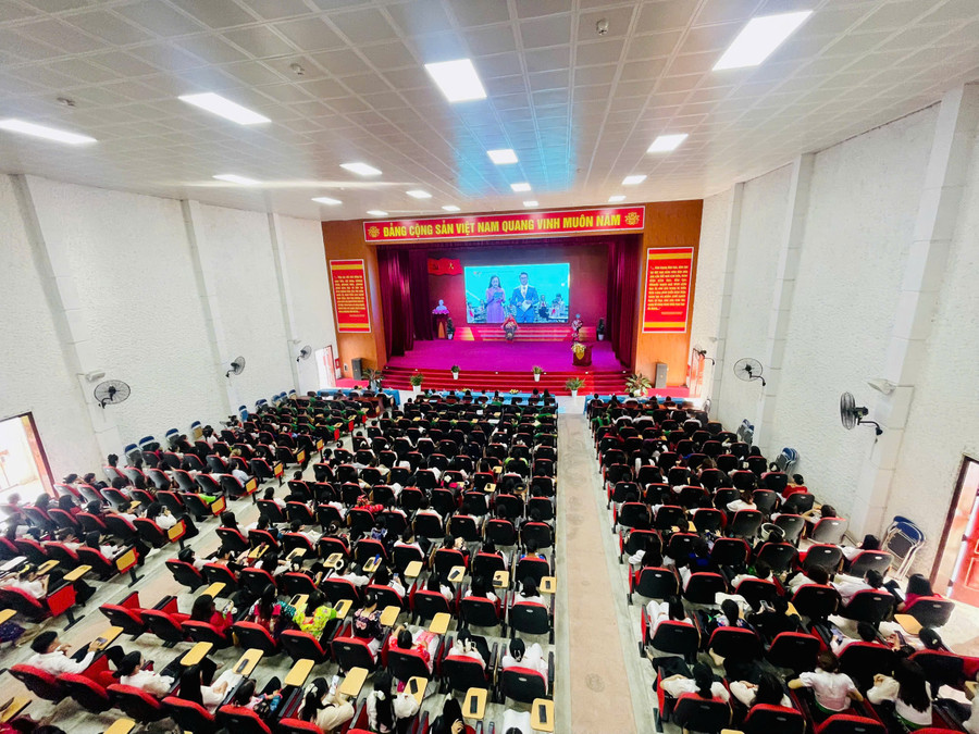 Đông đảo giảng viên, sinh viên Trường CĐSP Điện Biên dự lễ kỷ niệm 80 năm truyền thống ngành giáo dục và khai giảng năm học mới tại điểm cầu Trường CĐSP Điện Biên. cdsp-dien-bien-kg-1.jpg