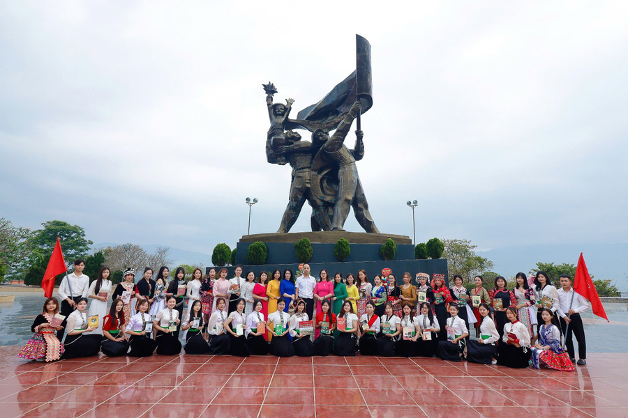 Trường Cao đẳng Sư phạm Điện Biên tổ chức hoạt động trải nghiệm tại Tượng đài Chiến thắng Điện Biên Phủ. tuoi-tre-dien-bien-1.jpg