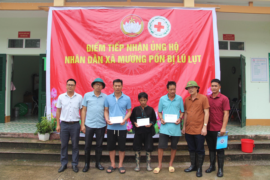 Ông Cù Huy Hoàn (thứ 2 bên phải) cùng đoàn công tác trao hỗ trợ cho các gia đình có con em bị thiệt mạng và mất tích.