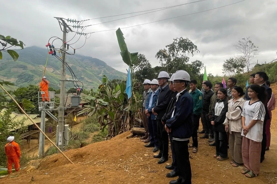 Lãnh đạo huyện Điện Biên Đông (Điện Biên) và bà con dân Điện Biên Đông vui mừng đón điện quốc gia.