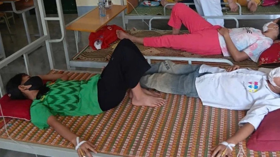 Học sinh Trường THCS Mường Pồn, huyện Điện Biên điều trị cách ly tại trường.