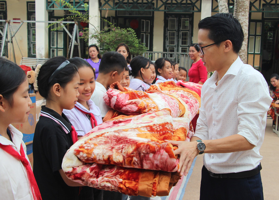 Những chiếc chăn ấm được kỳ vọng sẽ giúp các em học sinh vượt qua mùa đông lạnh giá. IMG_1496.JPG