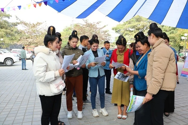 Chị em phụ nữ cùng nhau trao đổi thông tin của các đơn vị tuyển dụng lao động.