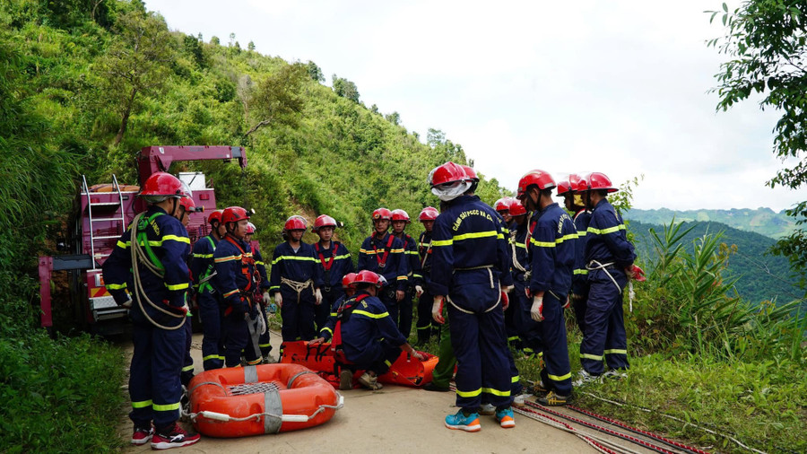 Sau nhiều giờ nỗ lực, đội tìm kiếm và cứu hộ đã đưa được thi thể nạn nhân lên bờ. (Ảnh ANTV Điện Biên)