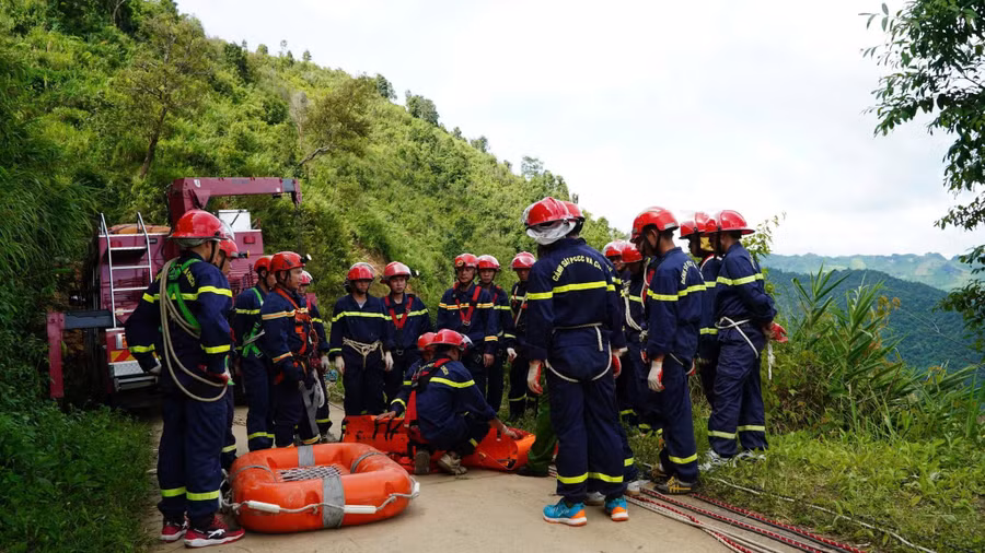 Sau nhiều giờ nỗ lực, đội tìm kiếm và cứu hộ đã đưa được thi thể nạn nhân lên bờ. (Ảnh ANTV Điện Biên)