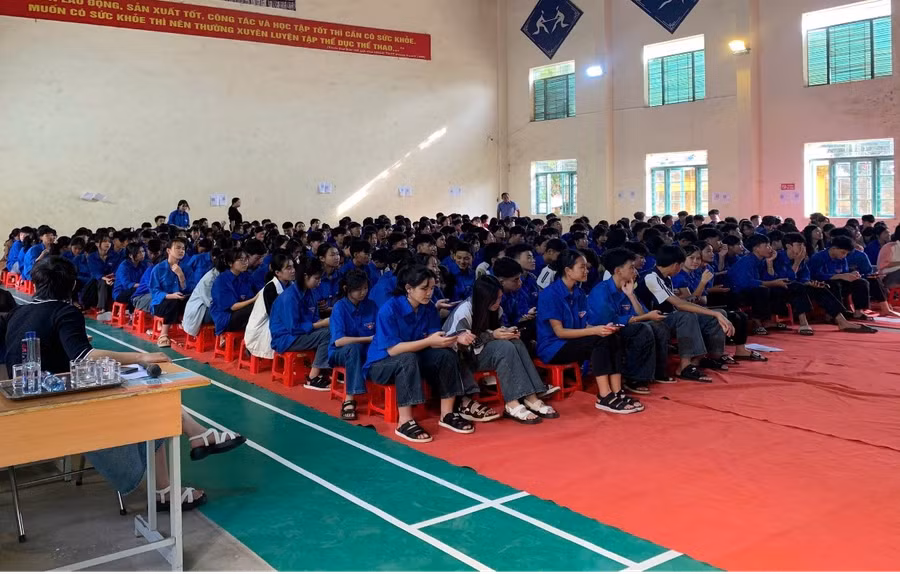 Ngày hội hướng nghiệp thu hút đông đảo học sinh trường PT DTNT THPT huyện Tuần Giáo tham gia.