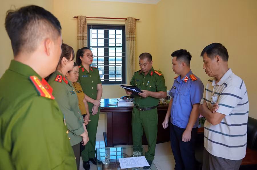 Bắt tạm giam bà Vì Thị Tiên để điều tra về hành vi lừa đảo chiếm đoạt hơn 400 triệu đồng bằng hình thức hứa hẹn xin việc vào cơ quan nhà nước. Ảnh: VKSND thành phố.