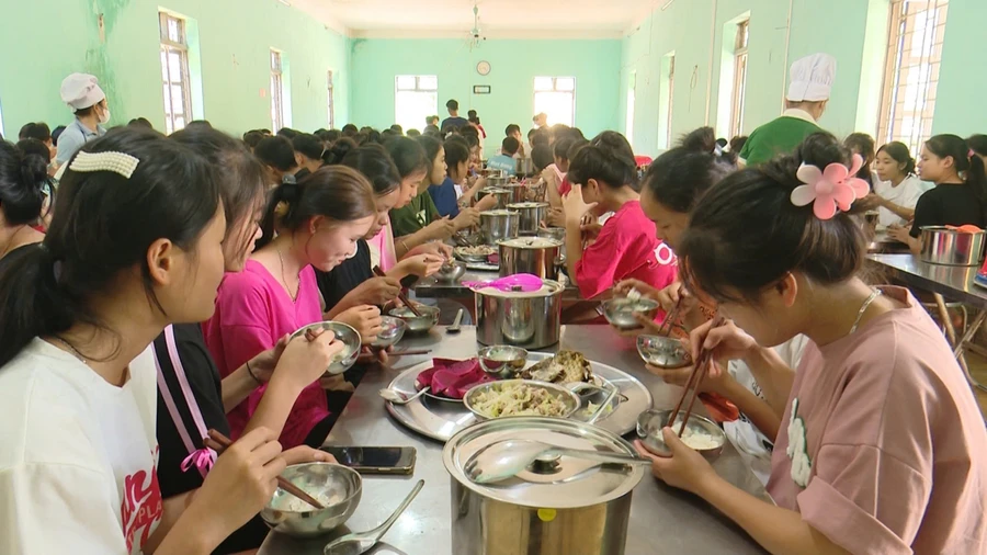 Mô hình “ăn bằng mâm” giúp các em cảm thấy ấm áp và hạnh phúc như ở chính gia đình của mình.