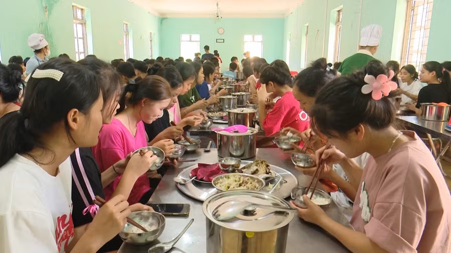 Mô hình “ăn bằng mâm” giúp các em cảm thấy ấm áp và hạnh phúc như ở chính gia đình của mình.