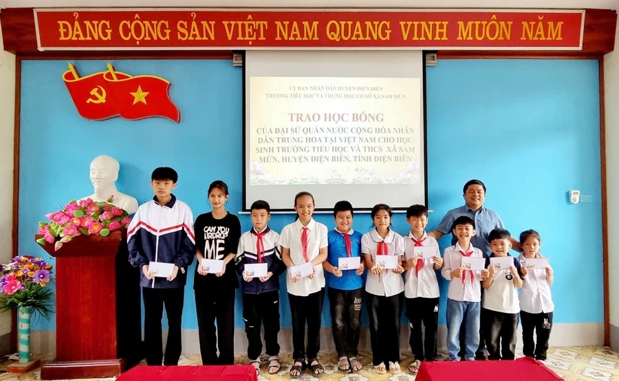 Các em học sinh phấn khởi khi được trao học bổng của Đại sứ quán Trung Quốc tại Việt Nam. 