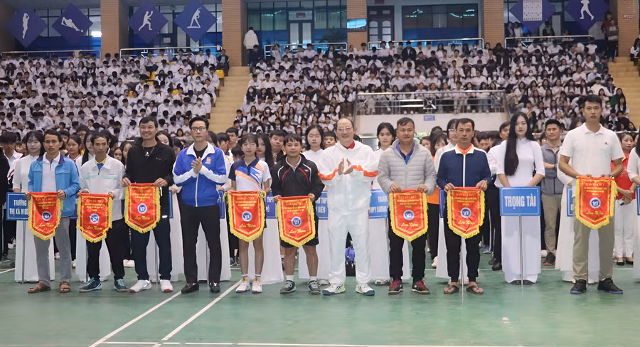 Ban Tổ chức trao cờ lưu niệm cho các đội tham gia thi đấu.