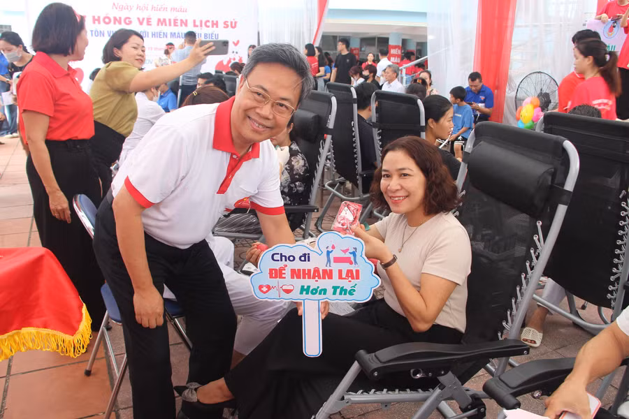 Ông Nguyễn Hà Thanh, Viện trưởng Viện Huyết học – Truyền máu Trung ương, trao quà lưu niệm cho người tham gia hiến máu.