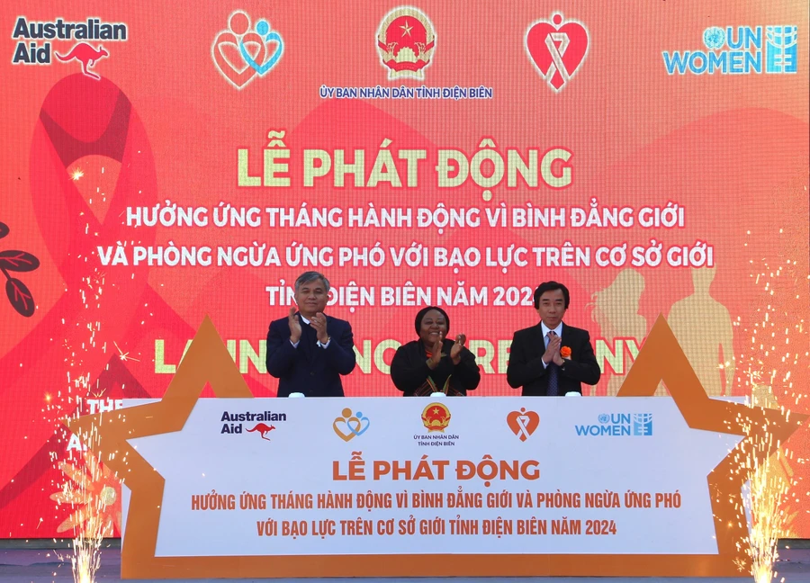 Các đại biểu thực hiện Nghi thức hưởng ứng “Tháng hành động vì bình đẳng giới và phòng ngừa, ứng phó với bạo lực trên cơ sở giới năm 2024”.