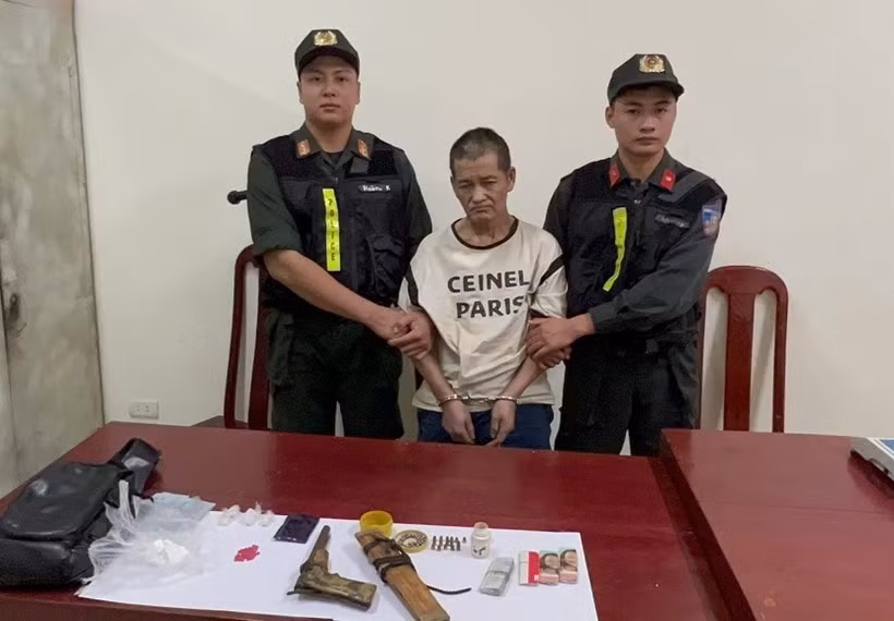  Đối tượng Hạng Phái Lầu cùng tang vật thu giữ được. (Ảnh: Thế Anh)
