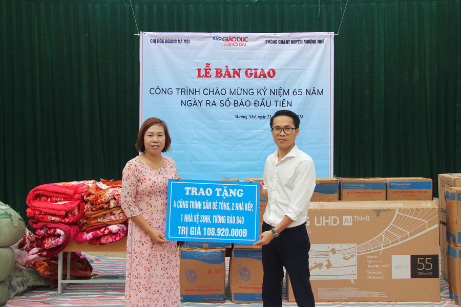 Đại diện Báo GD&TĐ trao tặng 4 sân bê tông, 2 nhà bếp, 1 nhà vệ sinh, 1 tường rào B40 cho trường PTDTBT TH Nậm Kè số 1. 