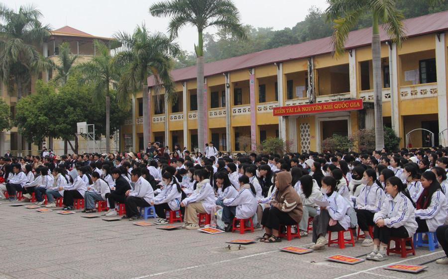 Hơn 1000 học sinh trường THPT TP Điện Biên Phủ tham dự lễ phát động. img-6139.jpg