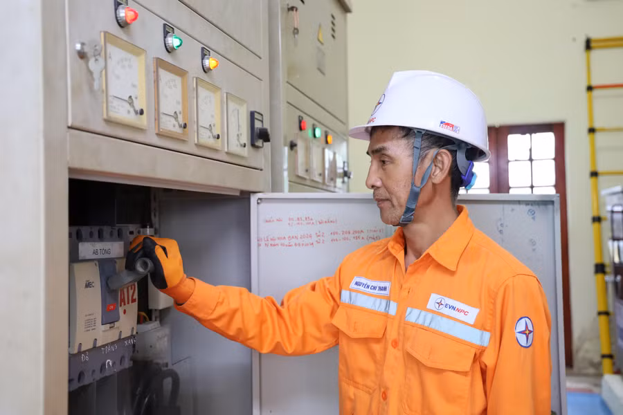 Công nhân Điện Lực TP Điện Biên Phủ kiểm tra hệ thống điện dự phòng trạm trung tâm Hội nghị Văn hoá tỉnh Điện Biên.