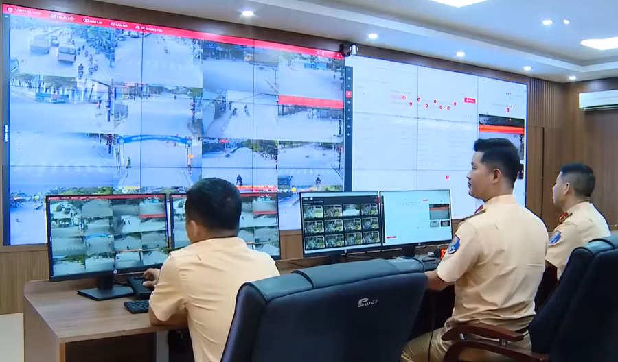 Phòng CSGT Công an tỉnh Điện Biên theo dõi tình hình trật tự an toàn giao thông qua hệ thống camera giám sát. 