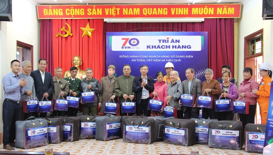 Trao quà cho các hộ nghèo, gia đình chính sách tại phường Mường Thanh, TP Điện Biên Phủ (Điện Biên).