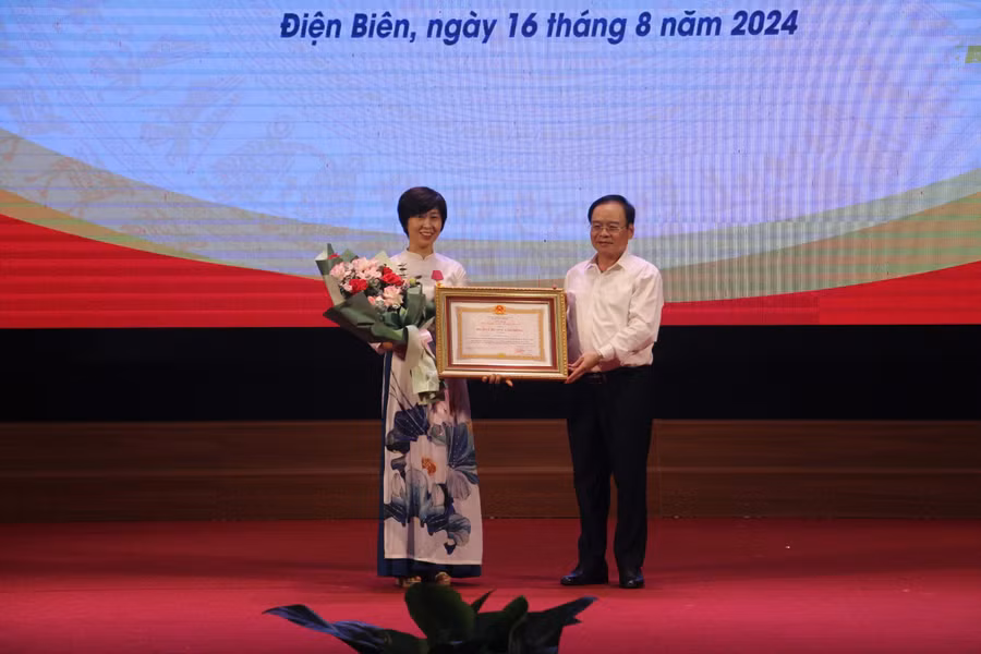 Ông Mùa A Sơn, Phó Bí thư Thường trực Tỉnh ủy, trao tặng Huân chương Lao động hạng ba cho Nhà giáo ưu tú Vũ Thị Tố Loan.