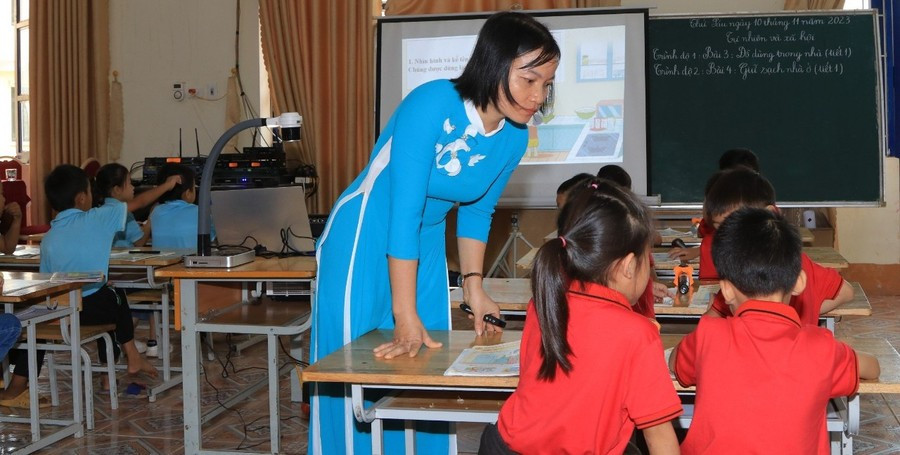 Cô giáo Nguyễn Thị Chuyên luôn hết lòng tận tụy với các em học sinh. 