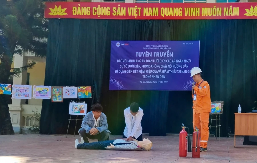 Nhân viên Điện lực TP. Điện Biên phủ phổ biến, tuyên truyền về an toàn điện, hướng dẫn học sinh xử lý tình huống người bị điện giật và cách sơ cứu.