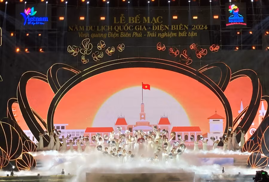 Toàn cảnh chương trình nghệ thuật với chủ đề “Rạng rỡ Việt Nam” tại lễ bế mạc.