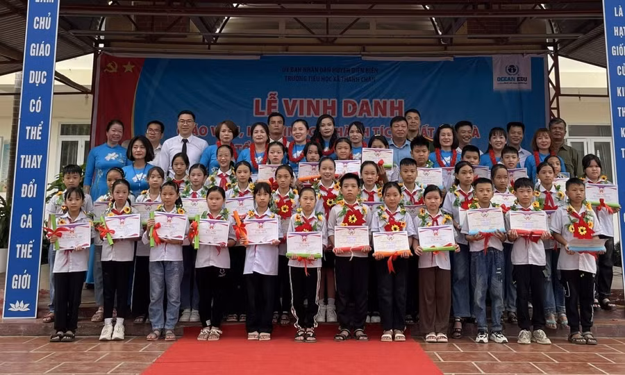 Vinh danh và khen thưởng các giáo viên, học sinh có thành tích xuất sắc trong năm học 2023 - 2024. 