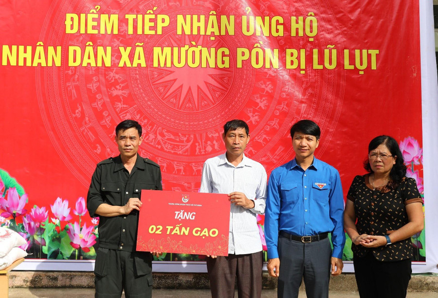 Ông Nguyễn Ngọc Lương, Bí thư thường trực Trung ương Đoàn (thứ 2 bên phải) trao quà cho người dân vùng lũ.