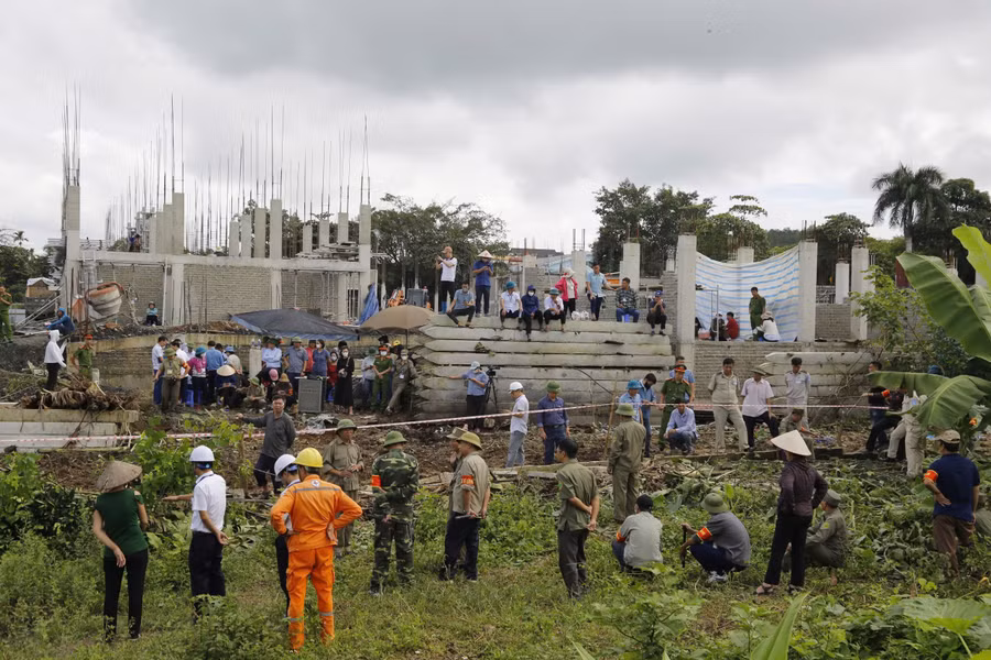 Toàn cảnh vụ cưỡng chế thu hồi gần 500m2 đất phi nông nghiệp tại TP phố Điện Biên Phủ. (Ảnh: Quang Đạt) 