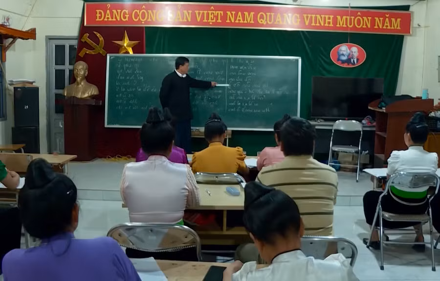 Lớp dạy chữ Thái cổ ở bản Liếng, xã Noong Luống, Huyện Điện Biên (Điện Biên). 