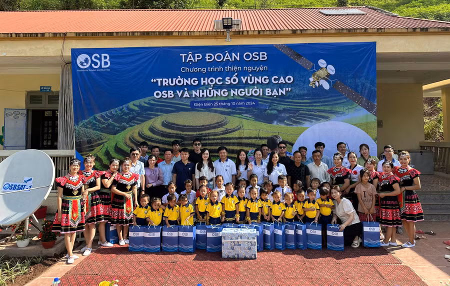 Trao quà, thiết bị tặng cô và trò tại điểm trường mầm non Hô Hài 1, xã Chà Cang. 