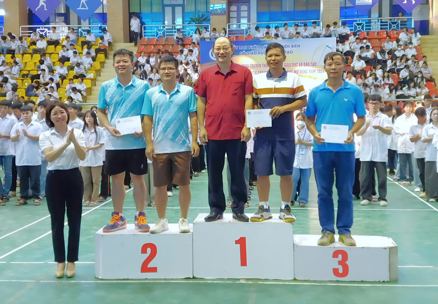 Trao huy chương môn pickleball ngành Giáo dục mở rộng năm 2024.
