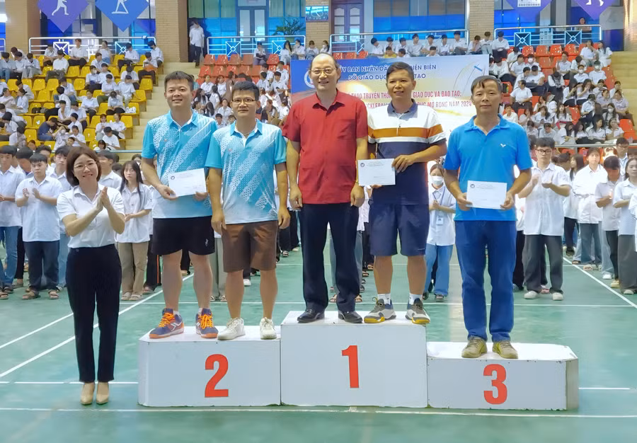 Trao huy chương môn pickleball ngành Giáo dục mở rộng năm 2024.