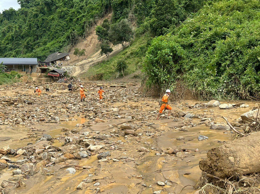 Công nhân Công ty điện lực Điện Biên khắc phục sự cố do mưa lũ lớn gây ra. 