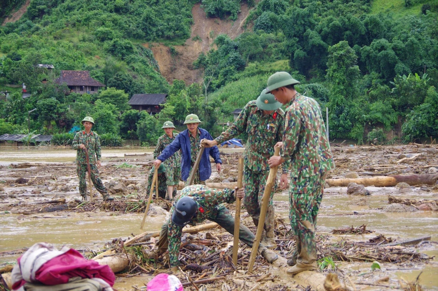 Lực lượng cứu hộ đã tìm thấy được 2 trong số 5 nạn nhân mất tích trong vụ lũ quét ở xã Mường Pồn, huyện Điện Biên.