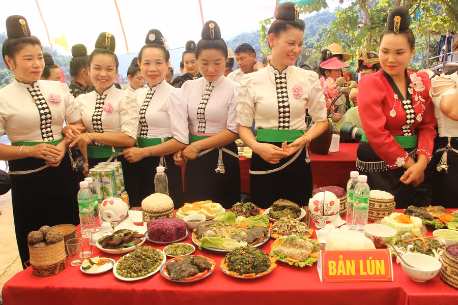 Mâm cơm truyền thống đặc sắc, rực rỡ sắc màu của người dân tộc Thái Trắng tại bản Lún, xã Noong Luống, huyện Điện Biên.