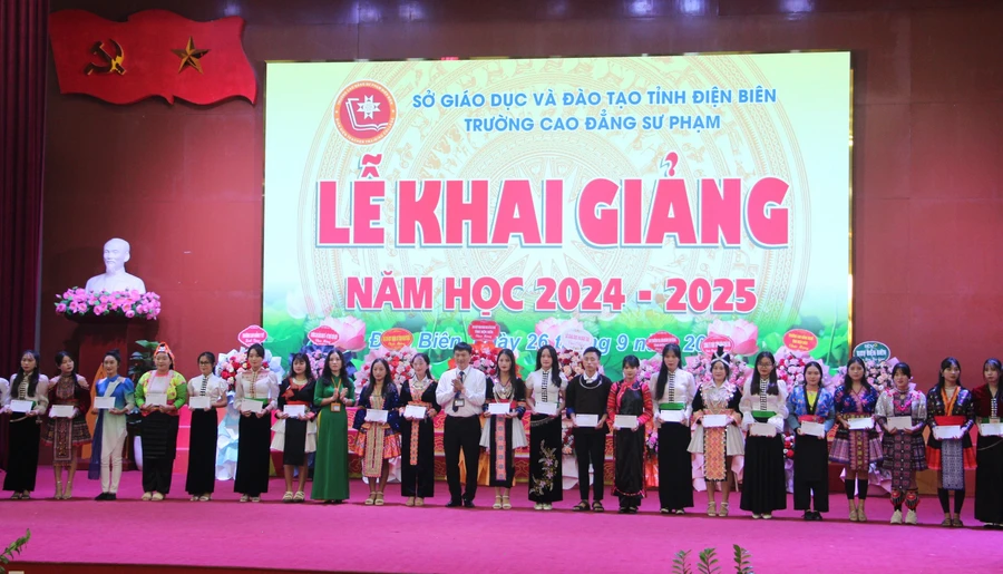 Vinh danh và khen thưởng các sinh viên đạt thành tích cao năm học 2023 - 2024.