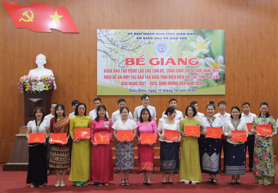 Trao chứng chỉ cho các học viên tham gia khóa đào tạo tiếng Lào năm 2024.