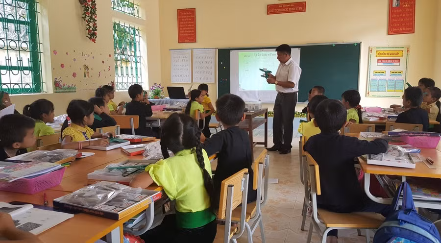 Học sinh trường Tiểu học xã Sam Mứn, huyện Điện Biên trong giờ học tiếng Thái.