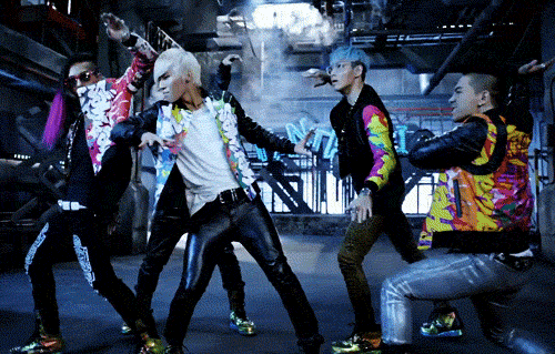 1. Giáo viên nói về Thuyết Big Bang - vụ nổ lớn trong vũ trụ, nhưng trong đầu fan Kpop lại chỉ âm vang ca khúc Fantastic Baby của 5 chàng trai Big Bang. 10-dau-hieu-chi-dich-danh-fan-cuong-kpop