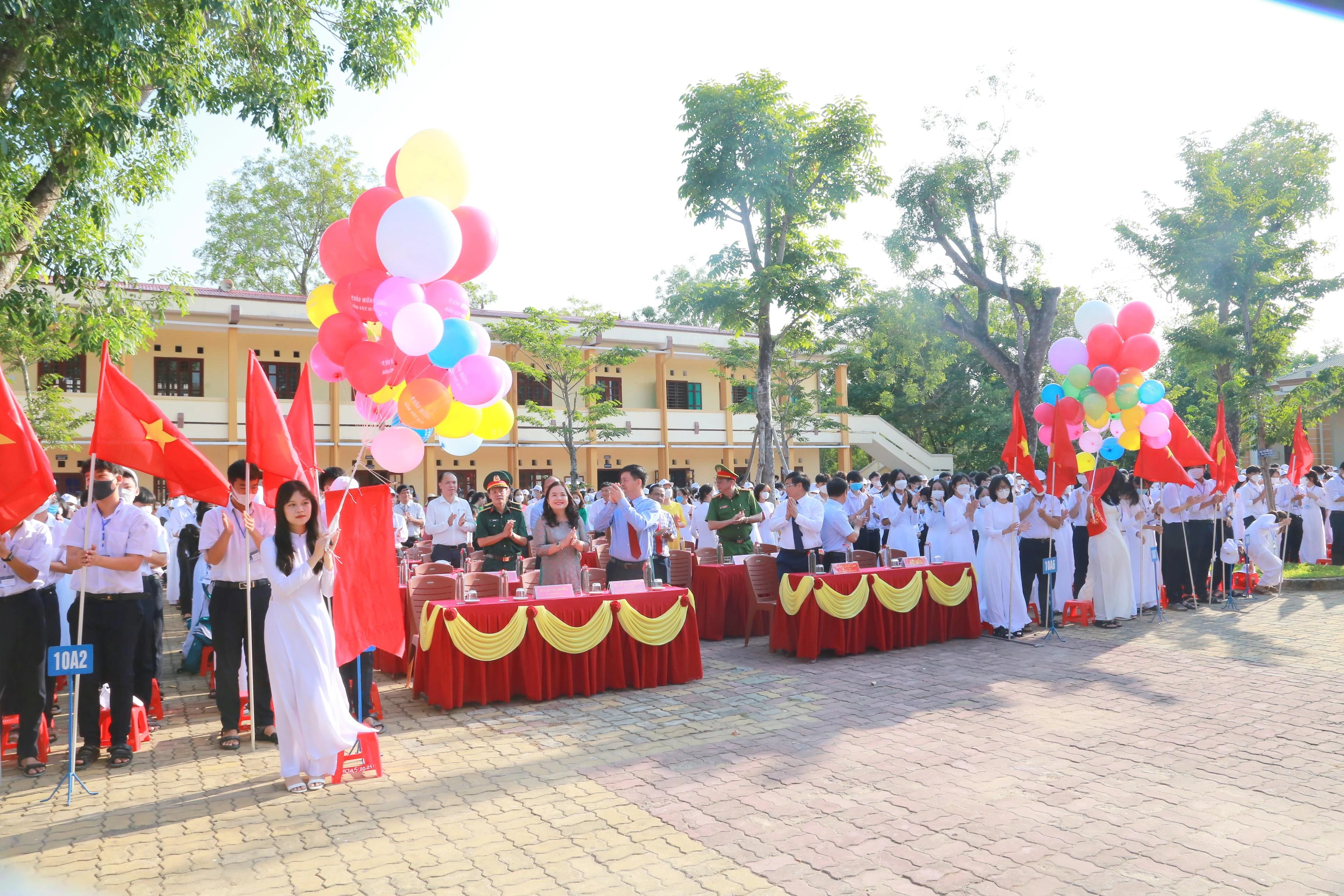 Không khí khai giảng tại Trường THPT thị xã Quảng Trị.