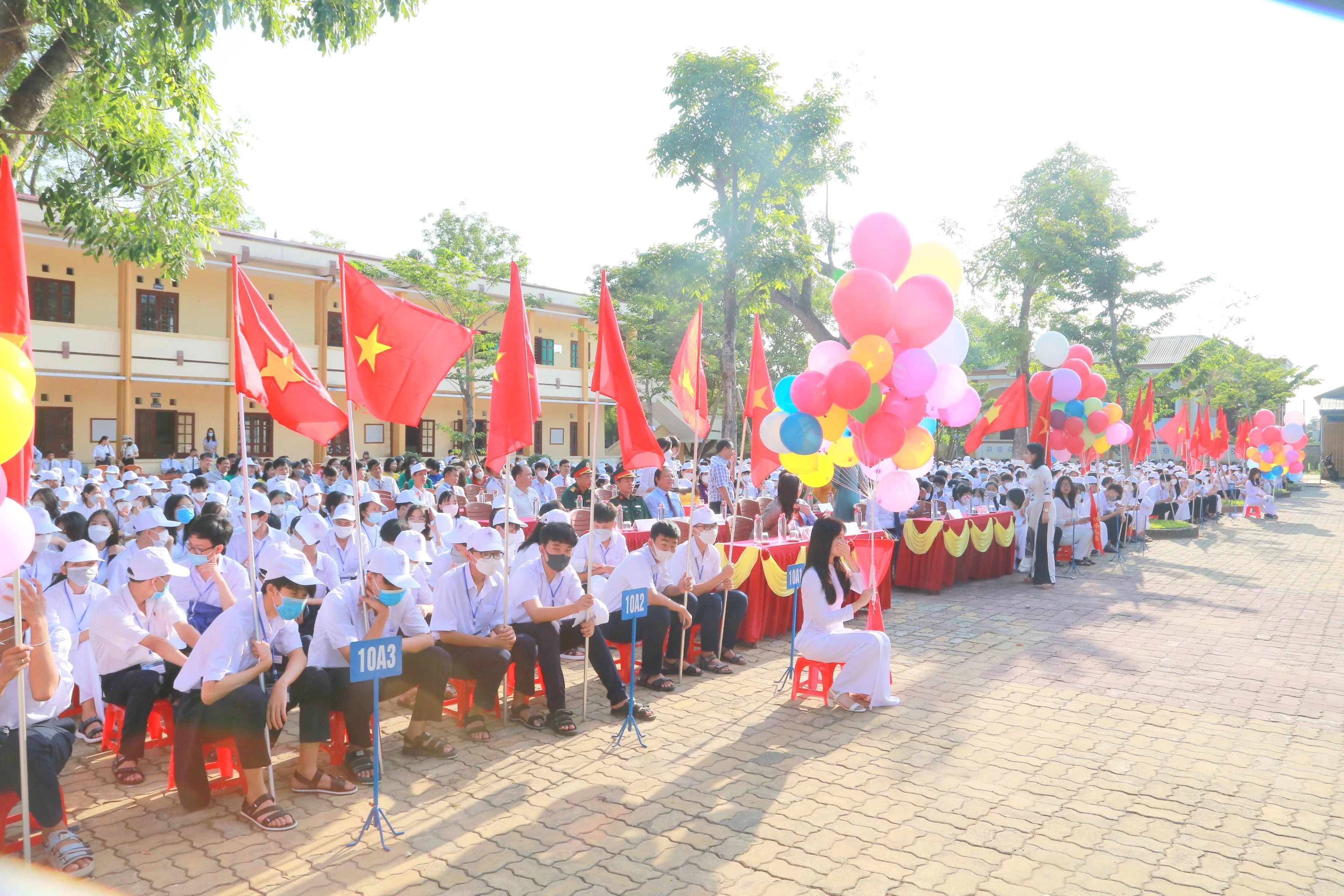 Học sinh THPT trong trang phục áo trắng hân hoan tham dự khai giảng.