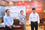 Phó Chủ tịch UBND tỉnh Nguyễn Thiên Văn, Giám đốc Sở GD&ĐT Lê Thị Thanh Xuân động viên cán bộ coi thi. (Ảnh: TT)