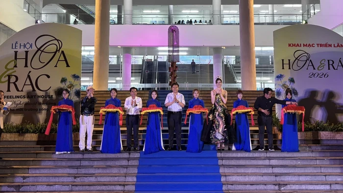 Các đại biểu cắt băng khai mạc triển lãm.